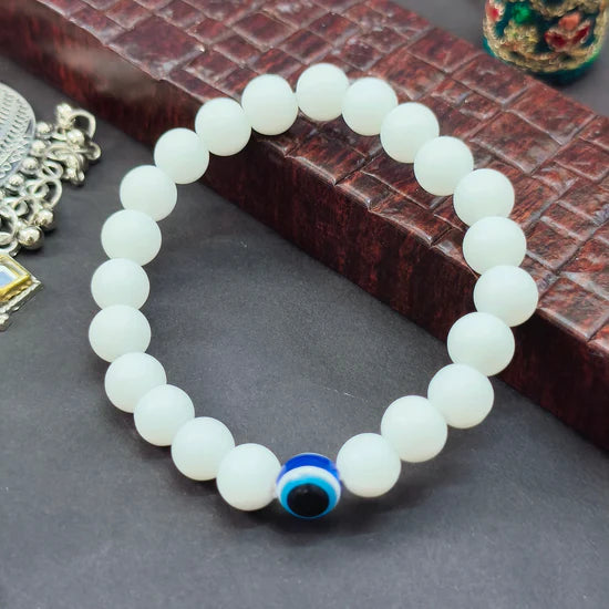 Urthn White Glass Evil Eye Beads Bracelet