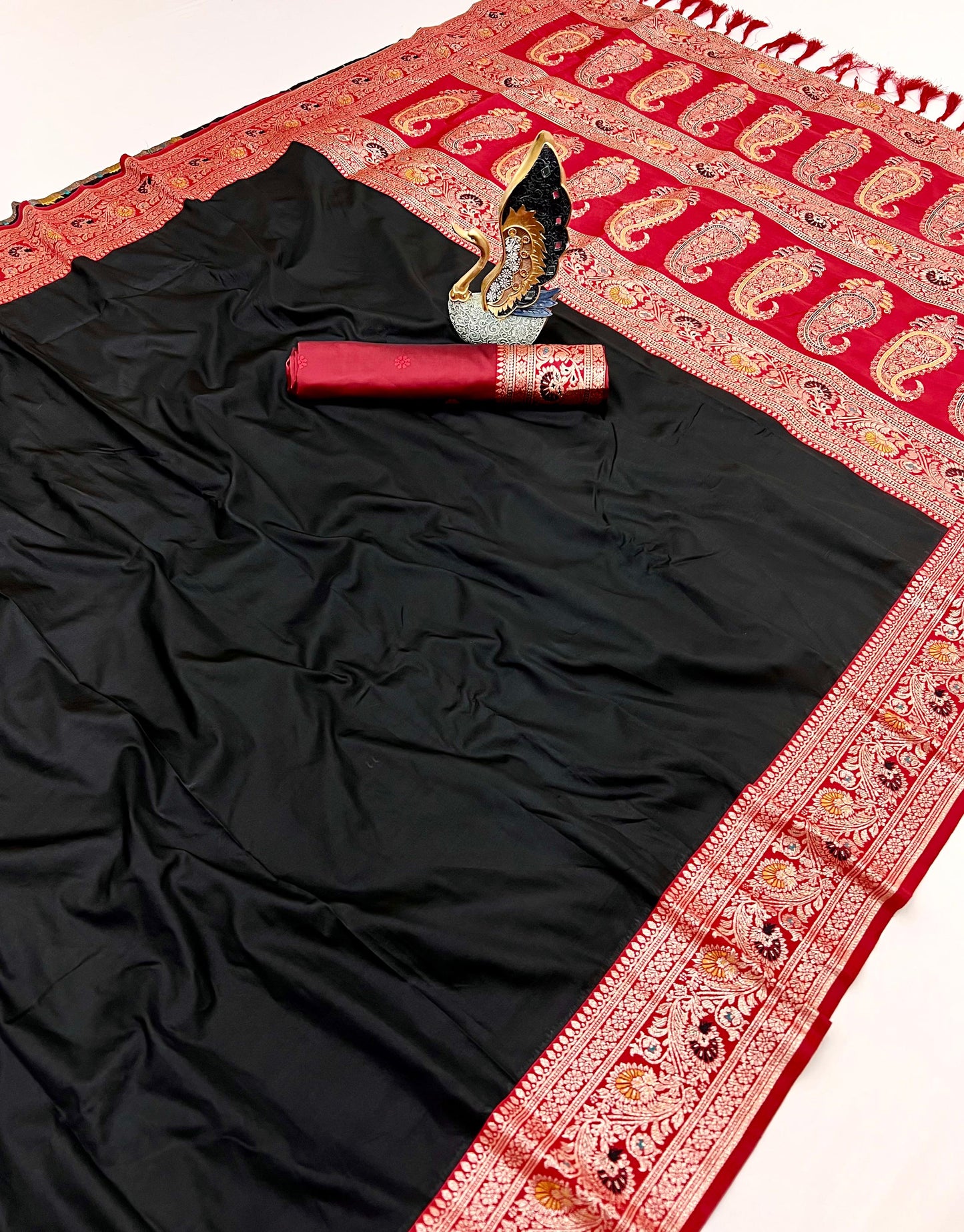 Premium Gala Silk Saree with Meenakari Zari Pallu & Contrast Designer Border