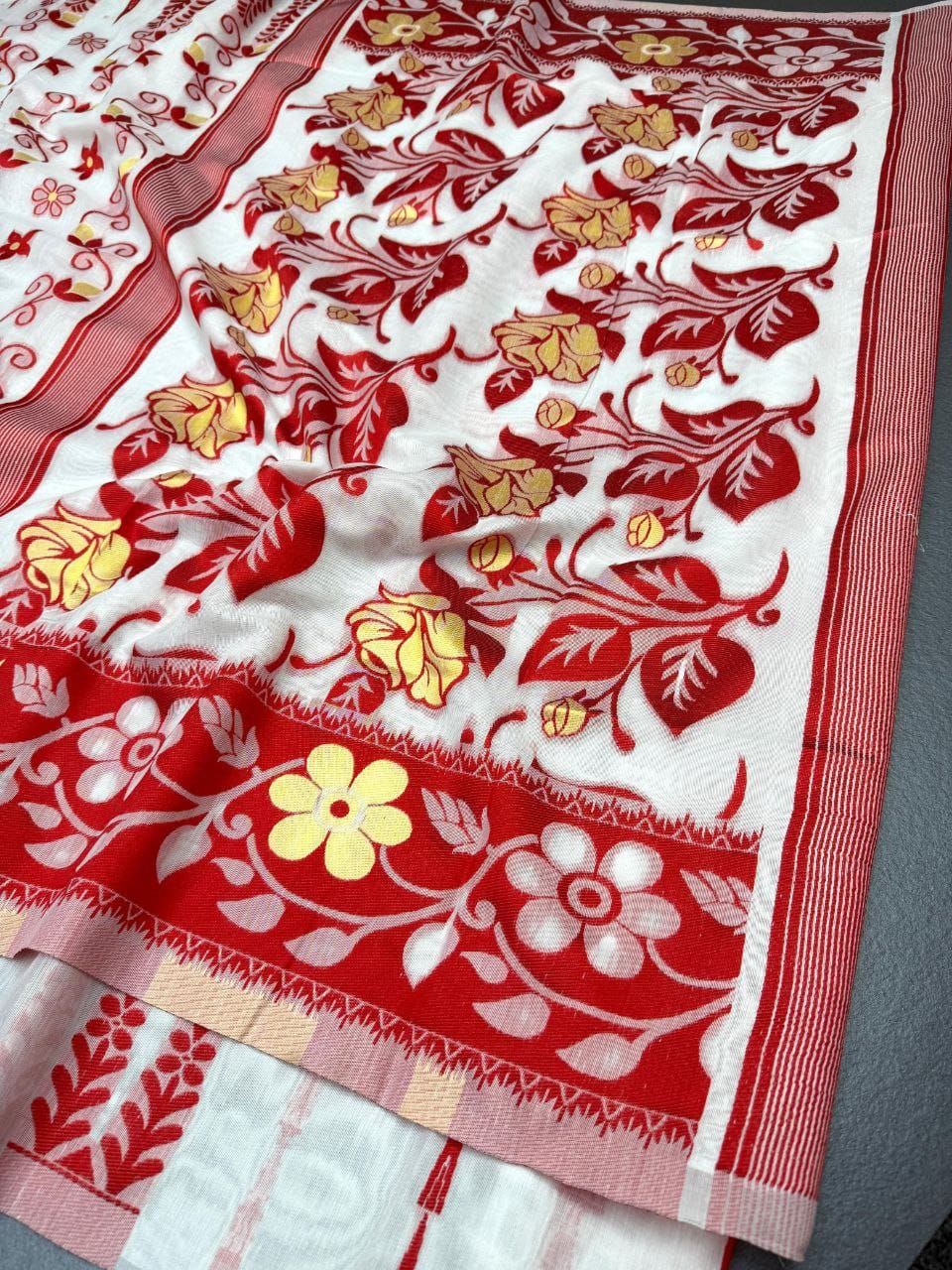 Elegant Lilan Slub Cotton Saree with Red Floral Weaving