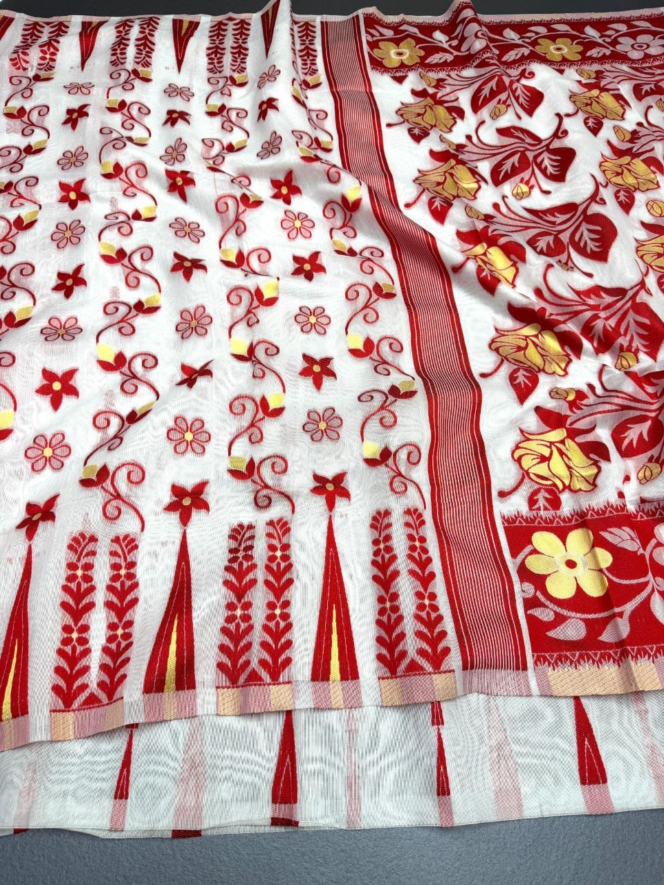 Elegant Lilan Slub Cotton Saree with Red Floral Weaving
